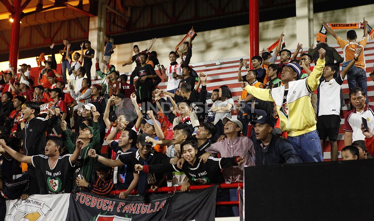Aksi The Jakmania dalam laga Persija Jakarta vs Persib Bandung. Copyright: © Herry Ibrahim/Indosport.com