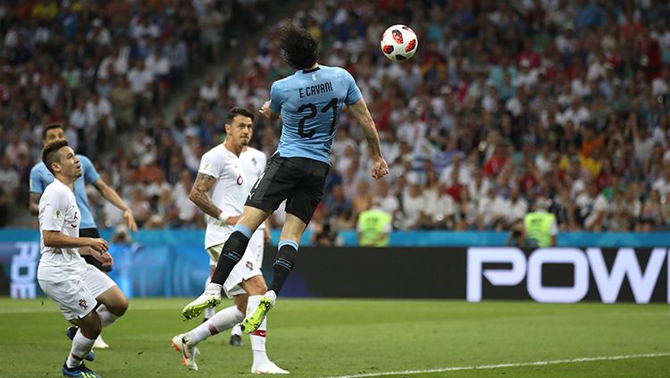 Edinson Cavani saat mencetak gol ke gawang Portugal di Piala Dunia 2018. Copyright: © Getty Images