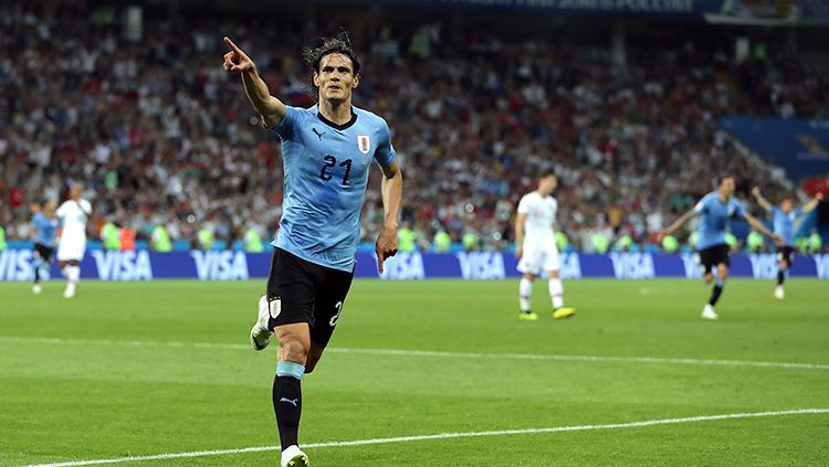 Edinson Cavani merayakan gol keduanya ke gawang Portugal. Copyright: © Getty Images