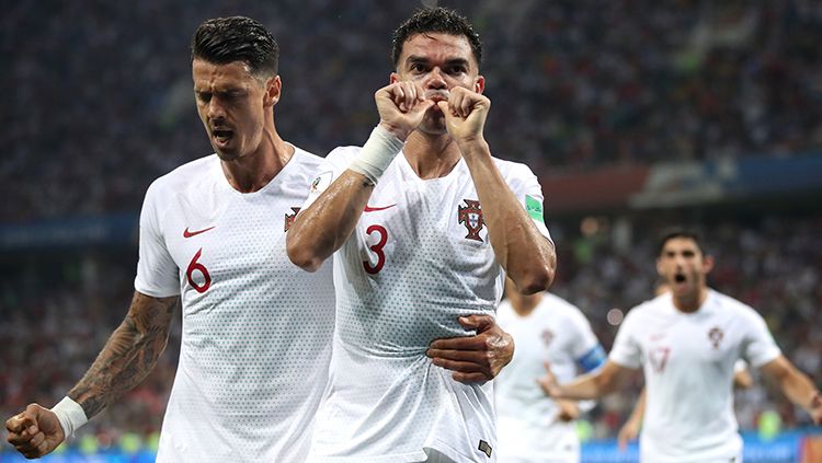 Pepe sempat memperkecil kedudukan Portugal atas Uruguay. Copyright: © Getty Images