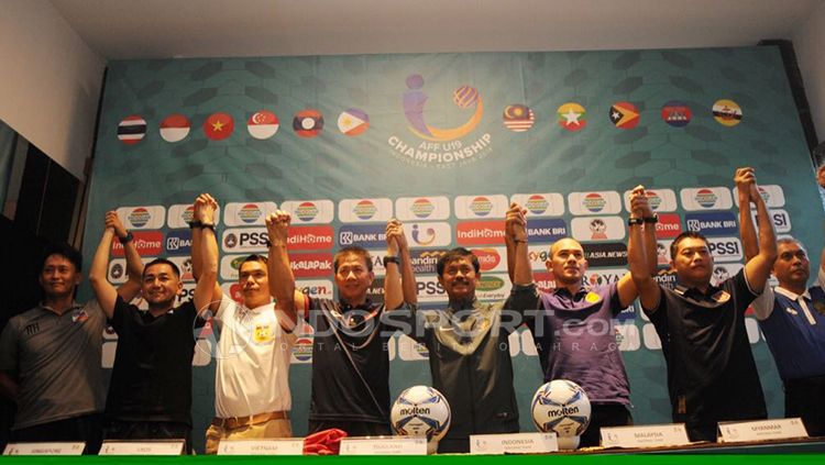 Semua pelatih berjabat tangan dalam jumpa pers jelang Piala AFF U-19. Copyright: © Fitra Herdian/Indosport
