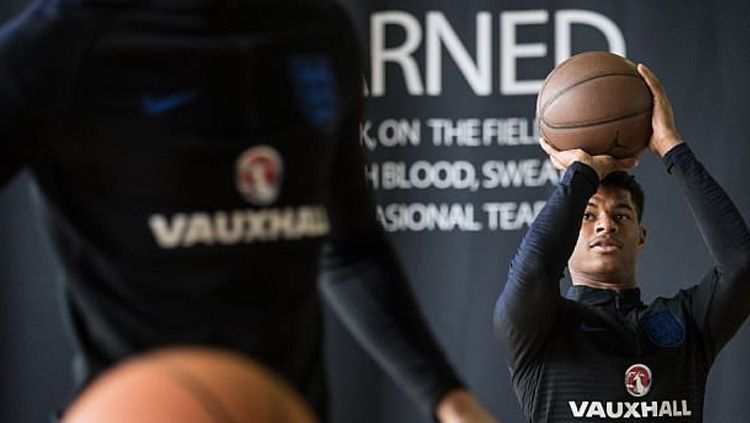 Bintang muda Timnas Inggris, Marcus Rashford saat sedang latihan basket. Copyright: © Eddie Keogh/FA