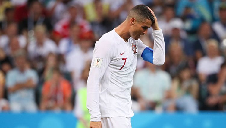 Cristiano Ronaldo kesal tertunduk lesu karena gagal membawa negaranya ke babak selanjutnya. Copyright: © Getty Images