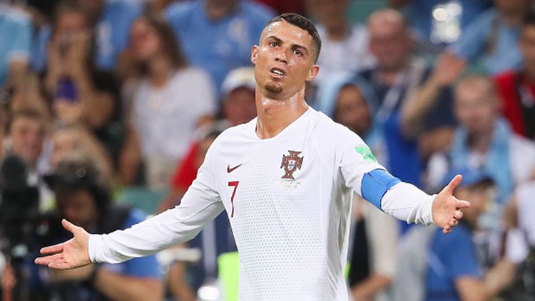 Cristiano Ronaldo saat beragumen kepada wasit pada laga saat melawan Uruguay. Copyright: © Getty Images