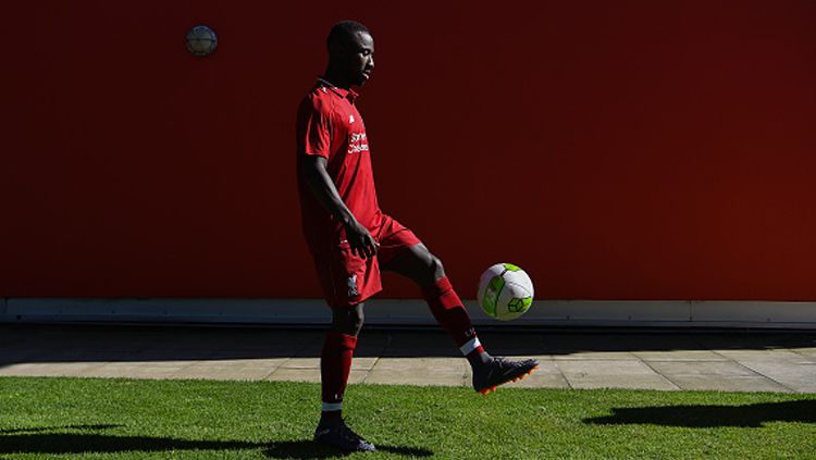 Naby Keita, pemain anyar Liverpool saat menunjukkan kepiawaiannya dalam menjuggling bola. Copyright: &copy; Getty Images