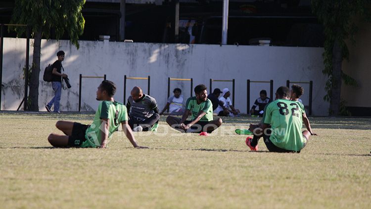 latihan pemain Persebaya di Lapangan Polda Jatim. Kamis (28/06/18). Copyright: © INDOSPORT