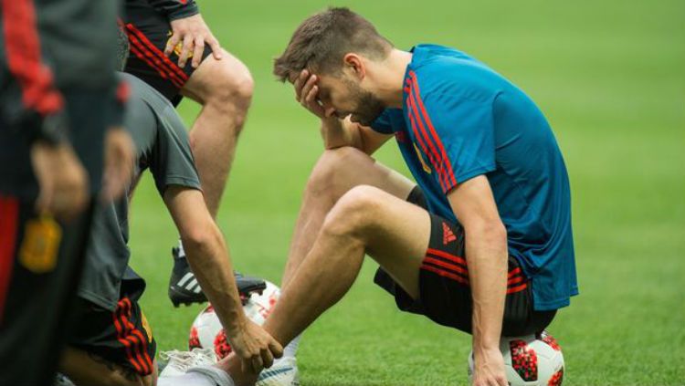 Gerard Pique tampak mengalami cedera saat sesi latihan Spanyol. Copyright: © The Mirror