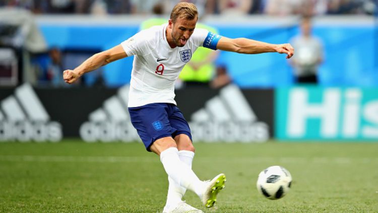 Harry Kane melepaskan tendangan penalti dalam laga Inggris vs Panama di Piala Dunia 2018. Copyright: © Getty Images