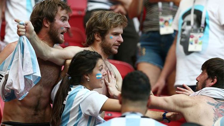 Beberapa suporter Argentina terlihat berkelahi satu sama lain, setelah Messi dkk tersingkir dari Piala Dunia 2018 setelah ditaklukan Prancis di babak 16 besar. Copyright: © Mirror