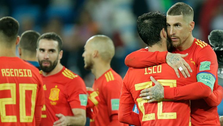 Sergio Ramos memeluk Isco dalam laga Piala Dunia 2018 antara Spanyol vs Maroko. Copyright: © Getty Images