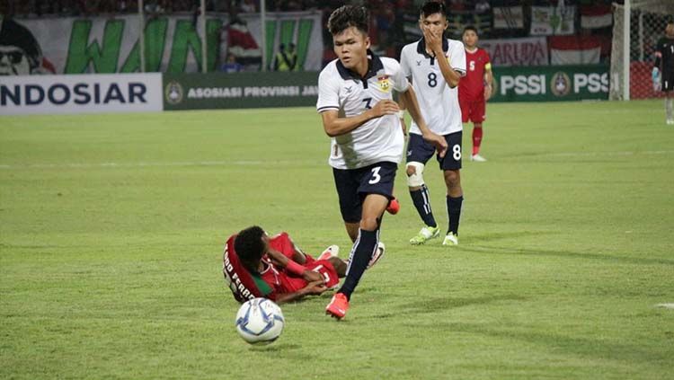 Todd Rivaldo terjatuh saat laga melawan Laos di Piala AFF U-18 2018. Copyright: © INDOSPORT/Fitra Herdian