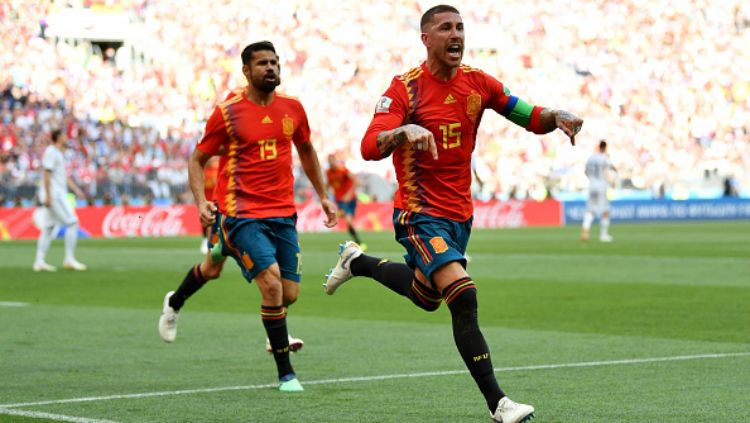 Diego Costa dan Sergio Ramos berselebrasi usai gol bunuh diri pemain Rusia. Copyright: © Getty Images