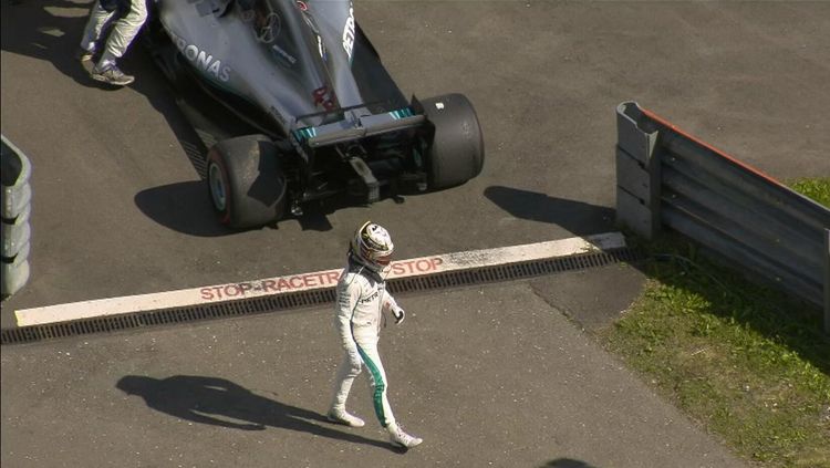 Lewis Hamilton keluar lintasan dan tak bisa melanjutkan balapan. Copyright: © Getty Images