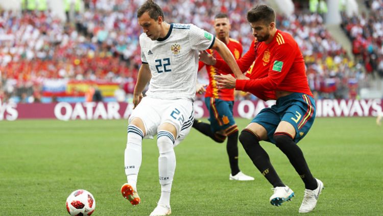 Artem Dzyuba beradu dengan Gerard Pique dalam laga Spanyol vs Rusia. Copyright: © Getty Images