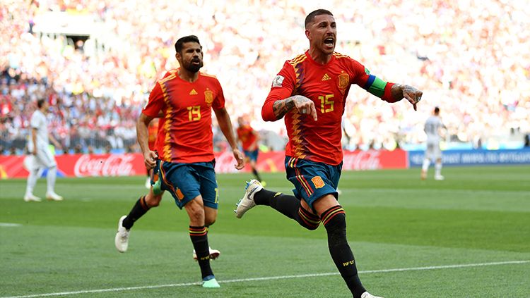 Sergio Ramos berselebrasi saat Spanyol berhasil memecah kebuntuan. Copyright: © Getty Images