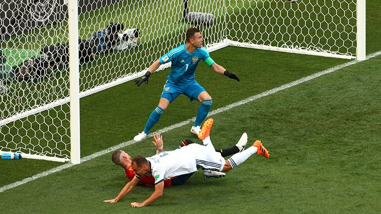 Gol bunuh diri pemain Rusia, Sergei Ignashevich, yang menghasilkan angka bagi Spanyol. Copyright: © Getty Images