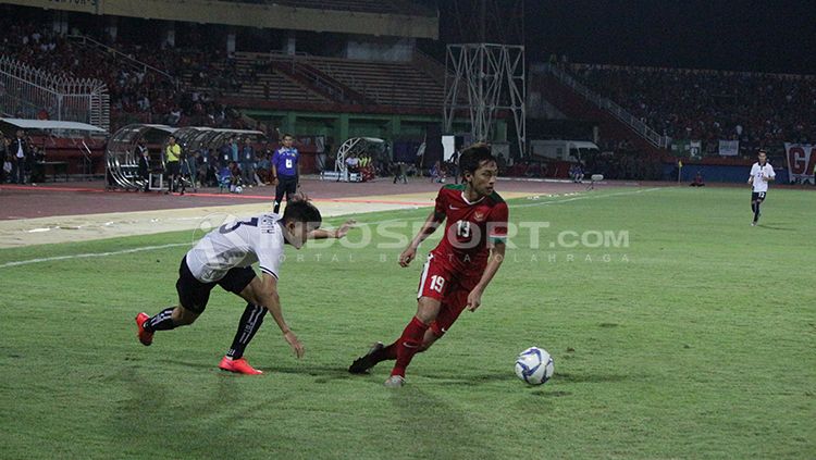Pemain Timnas Indonesia U-19, Hanis Saghara Putra saat berhasil mengecoh pemain Laos. Copyright: © Fitra Herdian/INDOSPORT