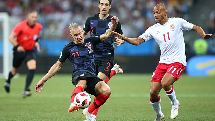 Pemain Kroasia dan Denmark berebut penguasaan bola. Copyright: © Getty Images