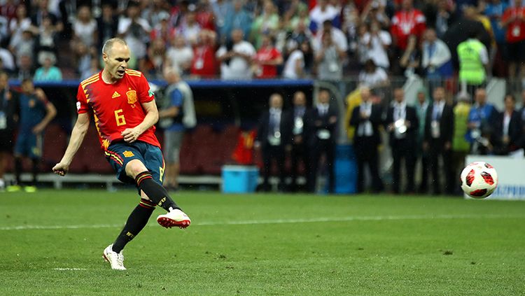 Andres Iniesta saat mengeksekusi tendangan penalti melawan Rusia. Copyright: © Getty Images