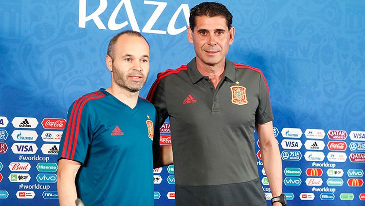 Andres Iniesta dan Fernando Hierro. Copyright: © Getty Images