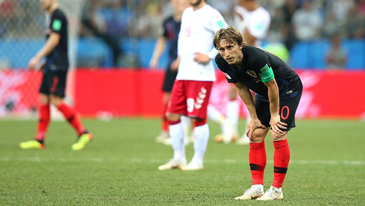 Luak Modric terlihat kecewa setelah tendangan penaltinya gagal berbuah angka. Copyright: © Getty Images