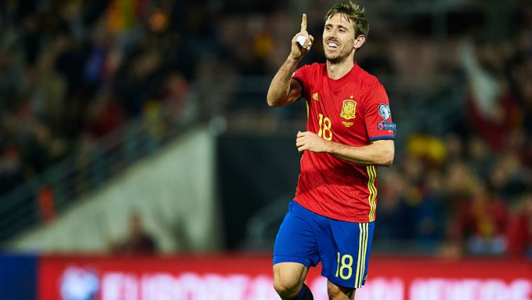 Nacho Monreal saat berseragam Timnas Spanyol. Copyright: © dailystar.co.uk