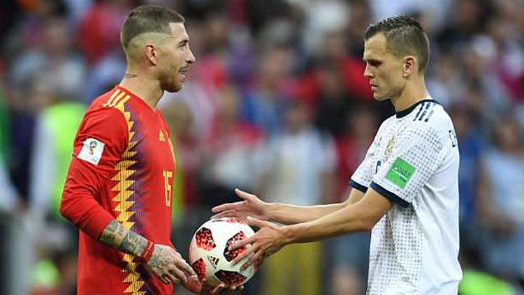 Sergio Ramos mendekati Denis Cheryshev di adu penalti Spanyol vs Rusia, Minggu (02/07/18) Copyright: &copy; FIFA