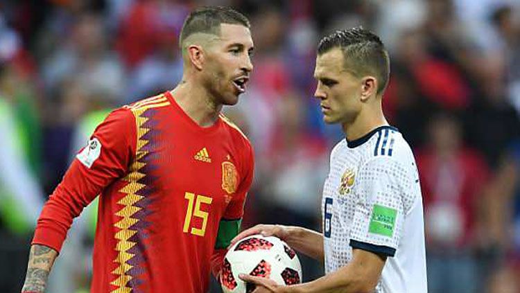 Sergio Ramos mendekati Denis Cheryshev di adu penalti Spanyol vs Rusia, Minggu (02/07/18) Copyright: © FIFA