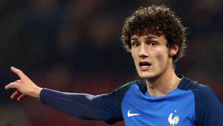 Bek anyar Bayern Munchen, Benjamin Pavard, disebut sebagai salah satu rekrutan terbaik musim ini oleh Presiden Klub Uli Hoeness. Copyright: © Getty Images