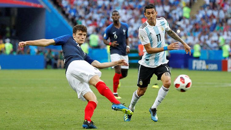 Benjamin Pavard mencetak gol dengan tendangan voli ketika mengalahkan Argentina, Sabtu (30/06/18) Copyright: © Getty Images