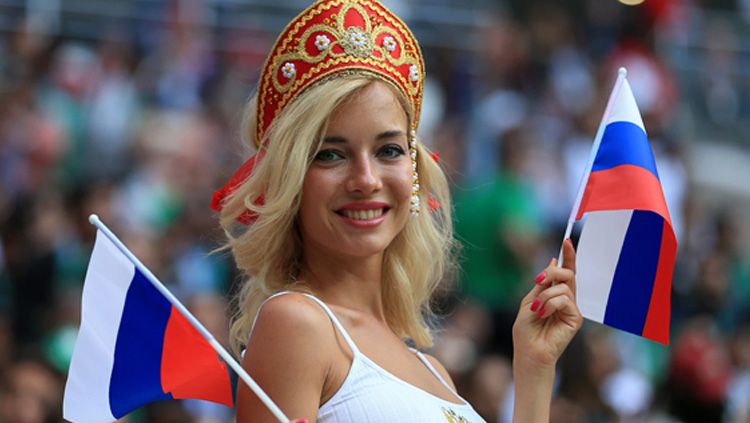 Natalya Nemchinova, bintang porno Rusia yang menonton langsung di stadion Copyright: © Getty Images
