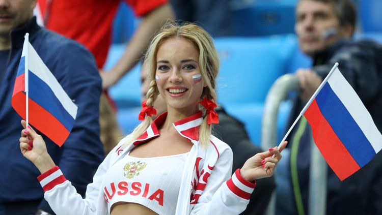 Natalya Nemchinova, bintang porno Rusia yang menonton langsung di stadion Copyright: © Getty Images
