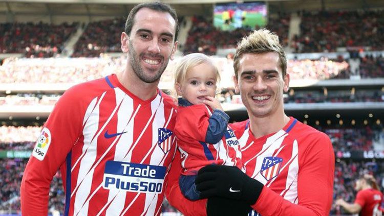 Antoine Griezmann dan rekan setim sekaligus ayah baptis putrinya, Diego Godin. Copyright: © Getty Images