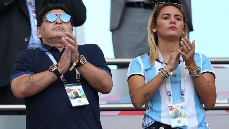 Diego Maradona dan Ricio Olivia saksikan laga Argentina vs Prancis. Copyright: © The Sun