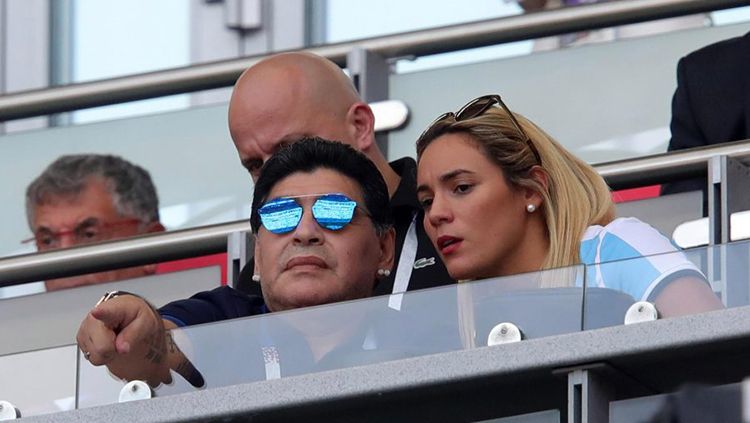 Diego Maradona dan Ricio Olivia saksikan laga Argentina vs Prancis. Copyright: © The Sun