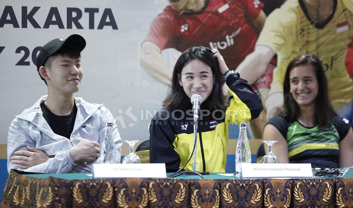 Liu Yuchen dan Nitchaon Jindapol dalam konferensi pers jelang Indonesia Open 2018. Copyright: © Herry Ibrahim/Football265.com