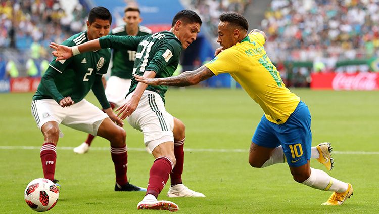 Neymar Jr dijaga ketat dua pemain Meksiko Edson Alvarez dan Hugo Ayala. Copyright: © Getty Images