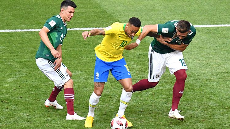 Neymar Jr tak berkutik dengan adanya pengawalan dua pemain Meksiko Hector Herrera dan Hirving Lozano. Copyright: © Getty Images