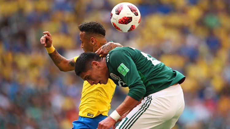 Duel udara antara Neymar dengan Edson Alvarez. Copyright: © Getty Images