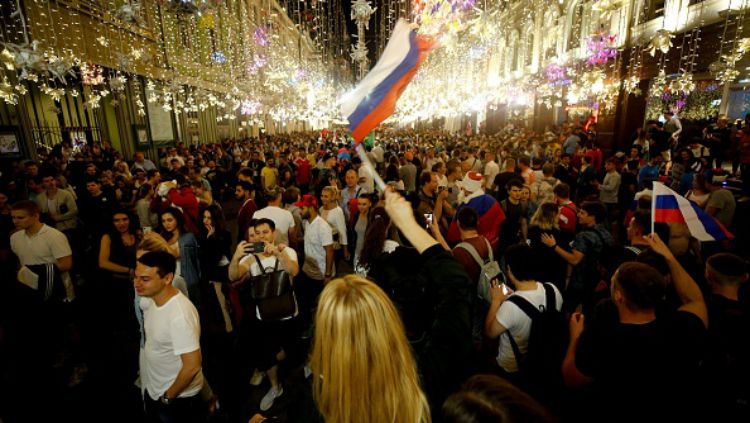 Fans Rusia merayakan kemenangan atas Spanyol di Kota Moscow. Copyright: © Getty Images