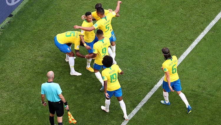 Skuat Brasil merayakan gol pembuka yang dicetak Neymar ke gawang Meksiko. Copyright: © Getty Images