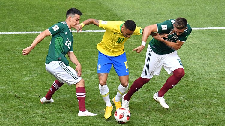 Neymar diapit dua pemain Meksiko. Copyright: © Getty Images