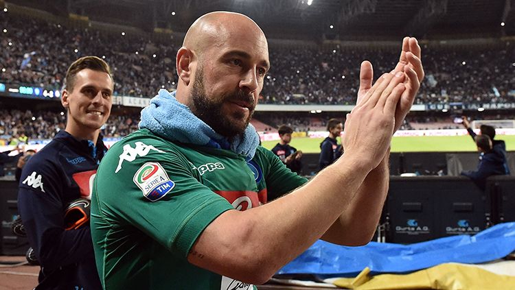 Pepe Reina saat masih berseragam Napoli. Copyright: © Getty Images