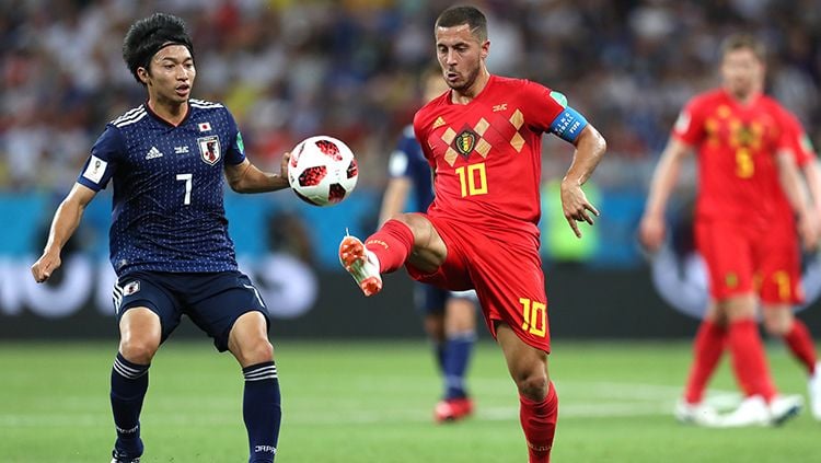 Hazard mencoba menjaga penguasaan bola. Copyright: © Getty Images