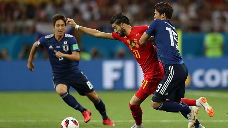 Yannick Carrasco mendapat tarikan dari pemain Jepang. Copyright: © Getty Images