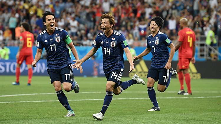 Takashi Inui berselebrasi usai mencetak gol kedua Jepang melawan Belgia. Copyright: © Getty Images