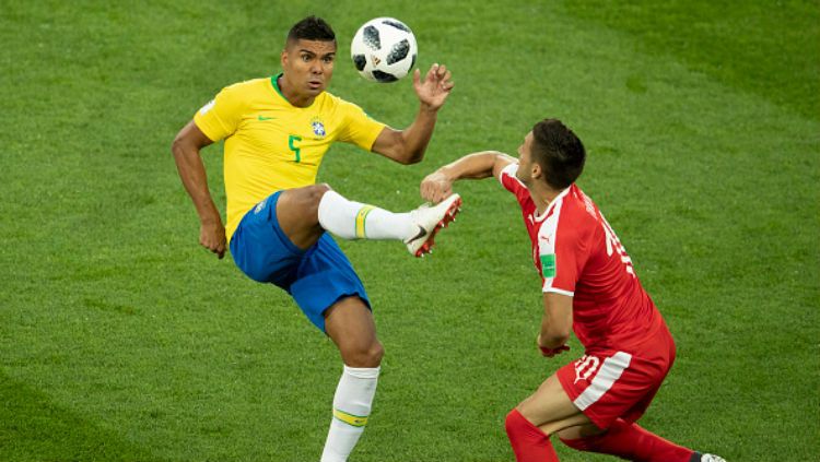 Gelandang Brasil, Casemiro harus absen di babak perempatfinal Piala Dunia 2018 karena akumulasi kartu kuning. Copyright: © Getty Images
