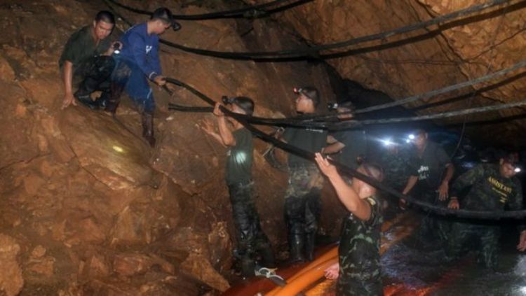 Tim Penyelamat Thailand saat mencari 12 pesepakbola yang hilang di sebuah gua. Copyright: © EPA