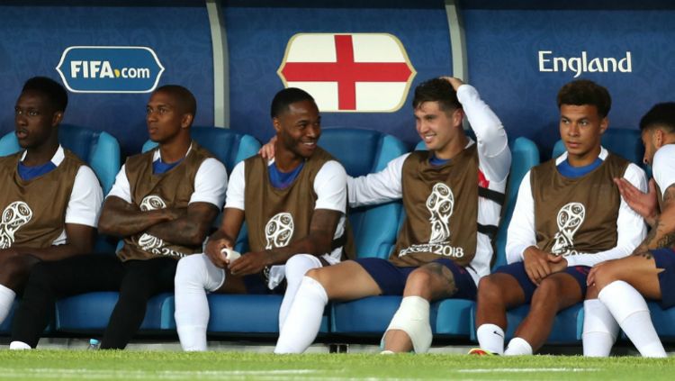 John Stones dan Raheem Sterling tampak bercanda di bangku cadangan Timnas Inggris. Copyright: © Getty Images