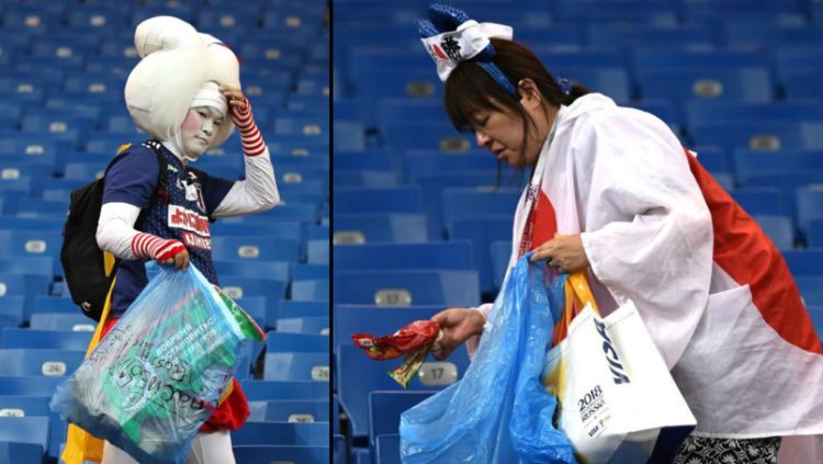 Suporter Jepang mengumpulkan sampah usai pertandingan. Copyright: © Getty Images